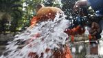 Petugas PPSU dan Damkar Bersih-bersih Jalan Wahid Hasyim