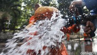 Sesekali petugas PPSU mencuci wajahnya dengan semprotan damkar karena efek gas air mata yang masih terasa.