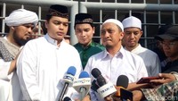 Ustaz Yusuf Mansur dan Derry Sulaiman turut menanti kedatangan jenazah Arifin Ilham yang diterbangkan dari Penang, Kamis (23/5). Foto: Desi Puspasari/detikHOT