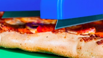 Jadi semua bisa mendapatkan bagian pizza yang sama besar. (instagram/unnecessaryinventions)