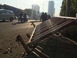 Lalin Flyover Slipi Lancar, Efek Gas Air Mata Masih Terasa