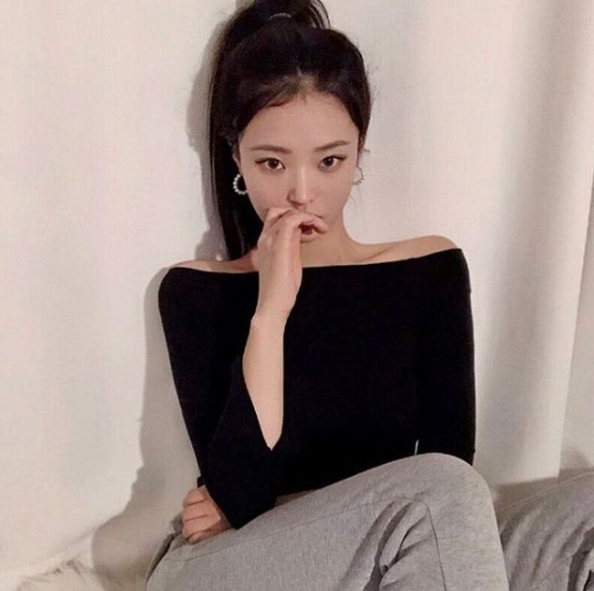 Kang Lee Seul pun terlihat paling mirip dengan Jennie Blackpink saat menguncir tinggi rambutnya. Foto: Instagram