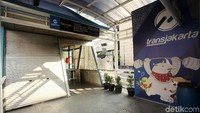 Akses masuk halte masih tutup.
