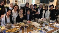 Datang ke acara jamuan makan siang yang diselenggarakan oleh Yuni Shara, Elma bersama rekan selebriti lainnya terlihat asyik menyantap bakwan hingga es buah. Foto: Instagram @elmatheana