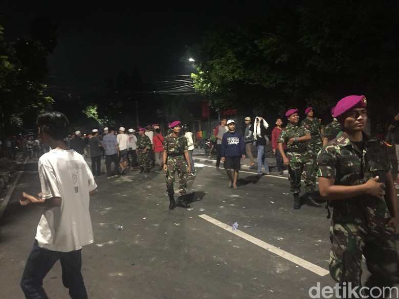 Disisir Marinir, Massa di Slipi Bubar Disisir Marinir, Massa di Slipi Bubar