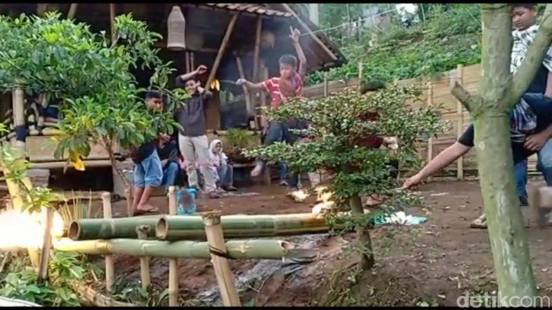 Asyiknya Ngabuburit Main Meriam Bambu di Lembang Asyiknya Ngabuburit Main Meriam Bambu di Lembang