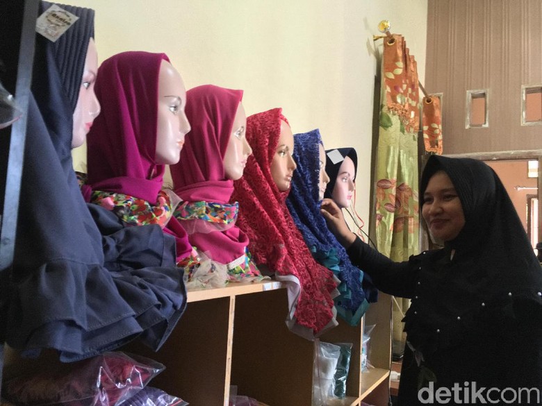 Jelang Lebaran, Perajin Jilbab di Mojokerto Raup Omzet 2 Kali Lipat Jelang Lebaran, Perajin Jilbab di Mojokerto Raup Omzet 2 Kali Lipat