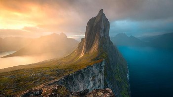 Juara di kategori Landscapes, Waterscapes dan Flora diraih Armand Salangue dari Prancis. Menampilkan keindahan Senja Island di Norwegia. Foto: bigpicturecompetition