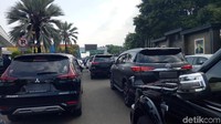 Iring-iringan kendaraan yang dipersiapkan untuk mengantar jenazah ke Sentul untuk kemudian dimakamkan di Gunung Sindur, Bogor, Jawa Barat.