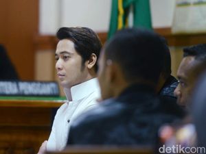 Divonis Bebas, Kriss Hatta Langsung Dipeluk dan Dicium Fans