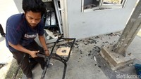 Petugas mengangkut kursi yang hangus terbakar dan menjadi sasaran pengrusakan oknum tak bertanggung jawab dalam aksi 22 Mei 2019 lalu di depan gedung Bawaslu.