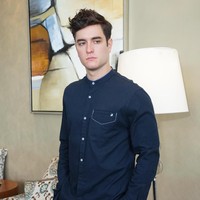 Lois Jeans menawarkan pilihan baju koko untuk dipakai selama bulan Ramadhan atau Hari Lebaran. Opsinya pun kasual sehingga menarik untuk dipakai di kesempatan lain. Salah satunya yang dapat dipertimbangan adalah Kemeja Koko KL993LNV berikut yang sedang diskon dari Rp 399 ribuan menjadi Rp 279 ribuan berikut. Foto: Lois Jeans