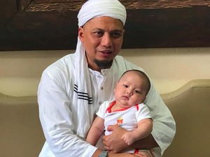 Puluhan Pelayat Serba Putih Tunggu Jenazah Ustaz Arifin Ilham