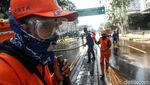 Petugas PPSU dan Damkar Bersih-bersih Jalan Wahid Hasyim