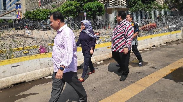 Ketua dan komisioner Bawaslu mengecek sisa-sisa kerusuhan 22 Mei.