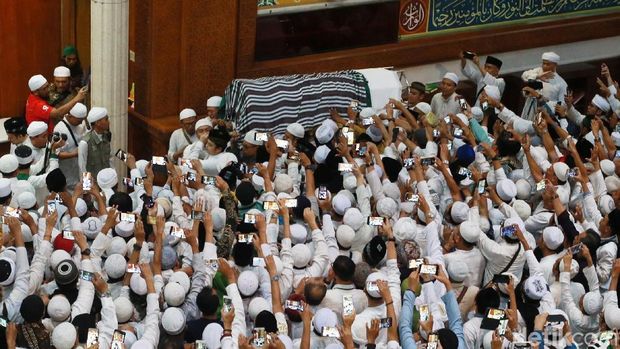 Pusara Ustaz Arifin Ilham Ditutup, Tangisan Keluarga Pecah