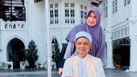Ia pun kerap mengunggah momen-momen bersama istrinya tersebut. Dok. Instagram/kh_m_arifin_ilham