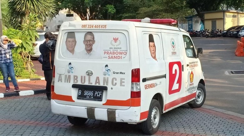 Ambulans Gerindra Mampir Jemput Simpatisan Sebelum ke Aksi 22 Mei Ambulans Gerindra Mampir Jemput Simpatisan Sebelum ke Aksi 22 Mei
