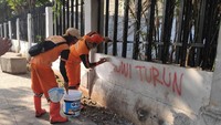 Kericuhan juga terjadi di Jalan Wahid Hasyim, Jakarta Pusat. Massa core-coret tembok di pinggir jalan (Foto: Matius Alfons/detikcom)