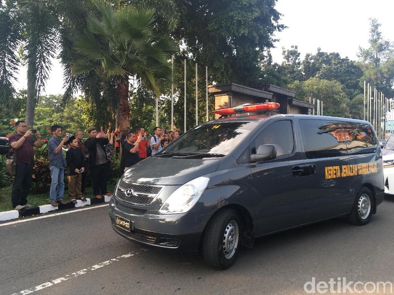 Iring-iringan Mobil Ikuti Keberangkatan Jenazah Ustaz Arifin Ilham dari Halim Iring-iringan Mobil Ikuti Keberangkatan Jenazah Ustaz Arifin Ilham dari Halim