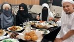 Mengenang Kembali Kehangatan Ustaz Arifin Ilham dan Keluarga Saat Makan Bersama