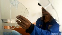 Petugas membersihkan serpihan-serpihan kaca usai bentrok yang terjadi dalam aksi 22 Mei di depan Bawaslu.