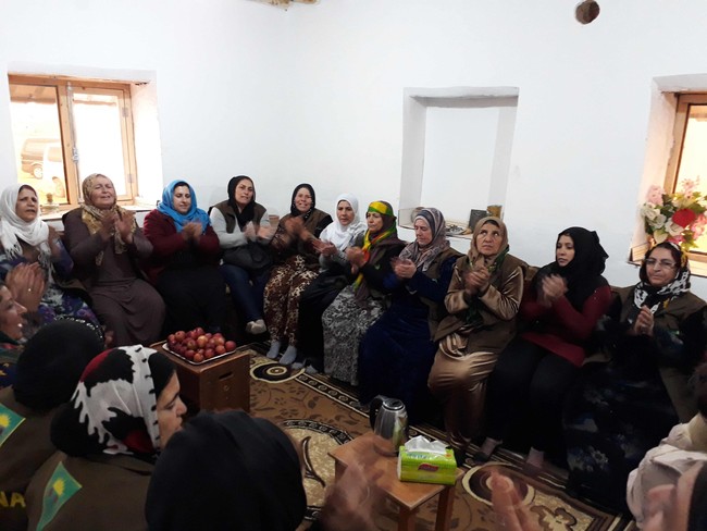 Disebut desa khusus wanita, wilayah tersebut bukan benar-benar anti dengan pria. Selain masih boleh ditinggali anak-anak lelaki, pria dewasa juga diperbolehkan untuk masuk tapi hanya pada waktu-waktu tertentu. Para pria yang berkunjung pun tidak diizinkan untuk menginap. Foto: Dok. www.jinwar.org.