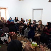 Disebut desa khusus wanita, wilayah tersebut bukan benar-benar anti dengan pria. Selain masih boleh ditinggali anak-anak lelaki, pria dewasa juga diperbolehkan untuk masuk tapi hanya pada waktu-waktu tertentu. Para pria yang berkunjung pun tidak diizinkan untuk menginap. Foto: Dok. www.jinwar.org.