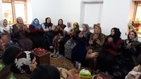 Seperti halnya kehidupan masyarakat umum lainnya, desa ini juga memiliki klinik pengobatan alternatif dengan obat-obatan herbal hingga sebuah Akademi Jinwar tempat anak-anak desa tersebut dididik untuk mengasah kemampuan dasar seperti baca, tulis, dan hitung, serta membentuk karakter mereka sesuai dengan nilai-nilai yang dijunjung para wanita di desa tersebut. Dok. www.jinwar.org.