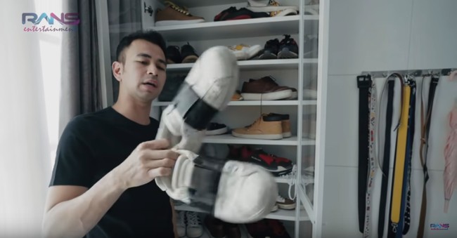 Dan inilah sepatu favorit Raffi Ahmad yang dipakainya hampir setiap hari saat dia membawakan acara Dahysat dahulu. Sepatu Valentino dengan garis hitam yang kondisinya sudah tidak sempurna itu harganya juga mencapai US$ 685 atau sekitar Rp 10 juta. Foto: Youtube Rans Entertainment