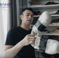 Dan inilah sepatu favorit Raffi Ahmad yang dipakainya hampir setiap hari saat dia membawakan acara Dahysat dahulu. Sepatu Valentino dengan garis hitam yang kondisinya sudah tidak sempurna itu harganya juga mencapai US$ 685 atau sekitar Rp 10 juta. Foto: Youtube Rans Entertainment