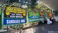 Karangan bunga Sandiaga Uno nampak di sudut pintu masuk kawasan Masjid Az Zikra Sentul, Bogor pada Kamis (23/5).