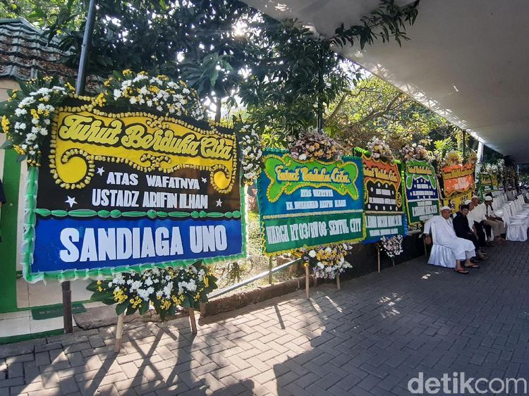 Karangan Bunga Penuhi Masjid Sambut Jenazah Ustaz Arifin Ilham