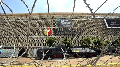 Kawat Berduri Masih Hiasi Depan Gedung Bawaslu