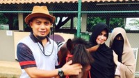 Selain itu ia juga mengajarkan cara berkuda pada istrinya itu. Dok. Instagram/yuni_syahla_aceh