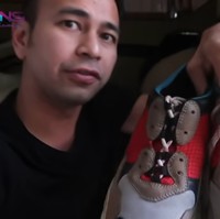 Sepatu pertama yang diperlihatkan Raffi Ahmad dalam tayangan video di YouTube RANS Entertainment adalah sneakers Balenciaga yang populer pada 2018. Sepatu jenis dad sneakers ini harganya mencapai US$ 830 atau sekitar Rp 12 jutaan. Foto: Youtube Rans Entertainment