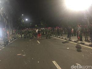 Redakan Massa di Slipi, Polisi Selawat Bareng Tokoh Masyarakat