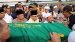 Momen Kapolri, Anies, hingga Zulhas Doakan Jenazah Arifin Ilham
