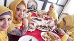 Gagal ke DPR, Ini Gaya Makan Elma Theana Saat Makan Pete dan Puding
