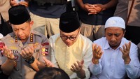 Ustaz Yusuf Mansur juga hadir di lokasi. Mereka mendoakan almarhum. (Foto: dok. Zulkifli Hasan)