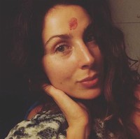 Diakuinya caranya tersebut dapat menangkan sakit saa haid. Yazmina mendapatkan cara tersebut setelah mendatangi pengobatan alternatif. Ia disarankan untuk mengkoneksikan diri dengan darahnya sendiri. Foto: Facebook