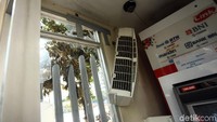 Tak hanya kaca pecah, pendingin ruangan di ATM itu pun turut dirusak.