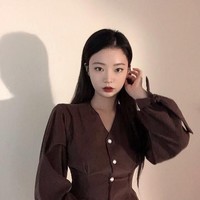 Ketika ditanya mengenai skin care, ia malah menjawab aplikasi dan Photoshop, tulis Lee Seul. Foto: Instagram