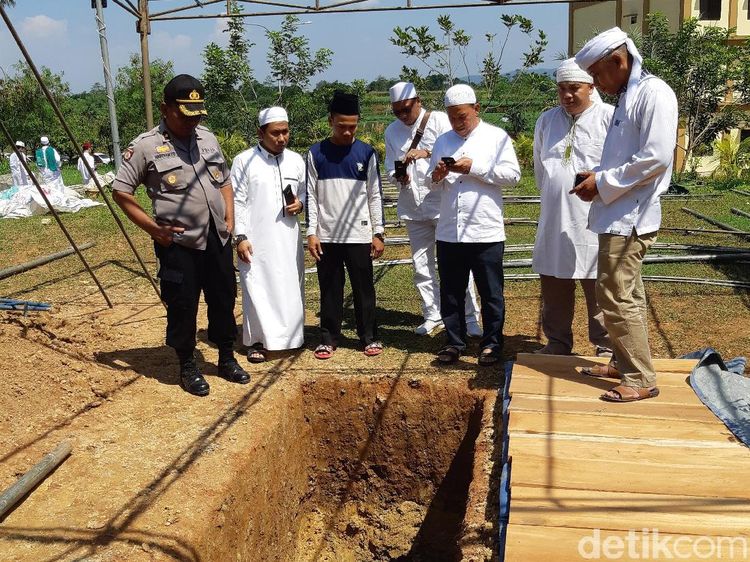 Tenda Merah Putih di Liang Lahad Ustaz Arifin Ilham