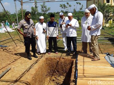 Tenda Merah Putih di Liang Lahad Ustaz Arifin Ilham
