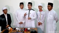 Keluarga almarhum Ustaz Arifin Ilham memberikan keterangan kepada awak media di Masjid Az-Zikra, Sentul, Bogor, Jawa Barat, Kamis (23/5/2019).