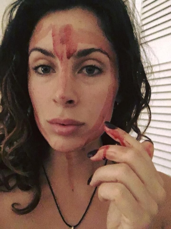 Setiap bulannya, Yazmina melakukan ritual yang dinialinya sakral dengan membalurkan darah haid ke wajahnya. Cara tersebut diakuinya mampu meredakan segala nyeri haid yang dirasakan.  Foto: Facebook