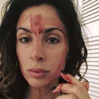 Setiap bulannya, Yazmina melakukan ritual yang dinialinya sakral dengan membalurkan darah haid ke wajahnya. Cara tersebut diakuinya mampu meredakan segala nyeri haid yang dirasakan.  Foto: Facebook