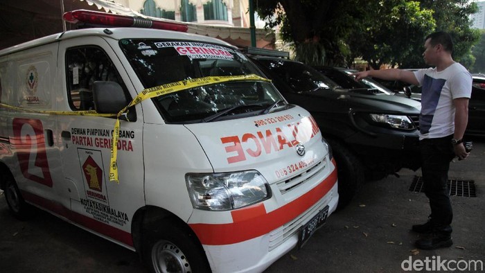 Polda Metro Jaya mengamankan sebuah mobil ambulans Partai Gerindra saat rusuh massa pada Rabu (22/5) dini hari tadi. Ini foto-fotonya.