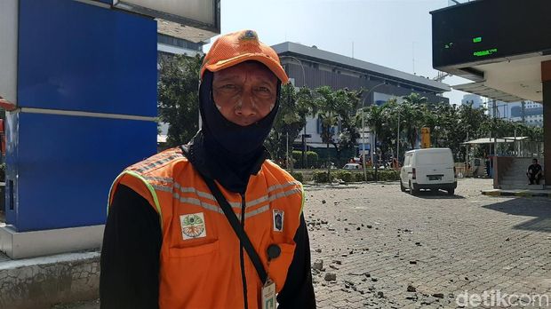 Semangat PPSU Bersihkan Sisa Rusuh di Tengah Efek Gas Air Mata